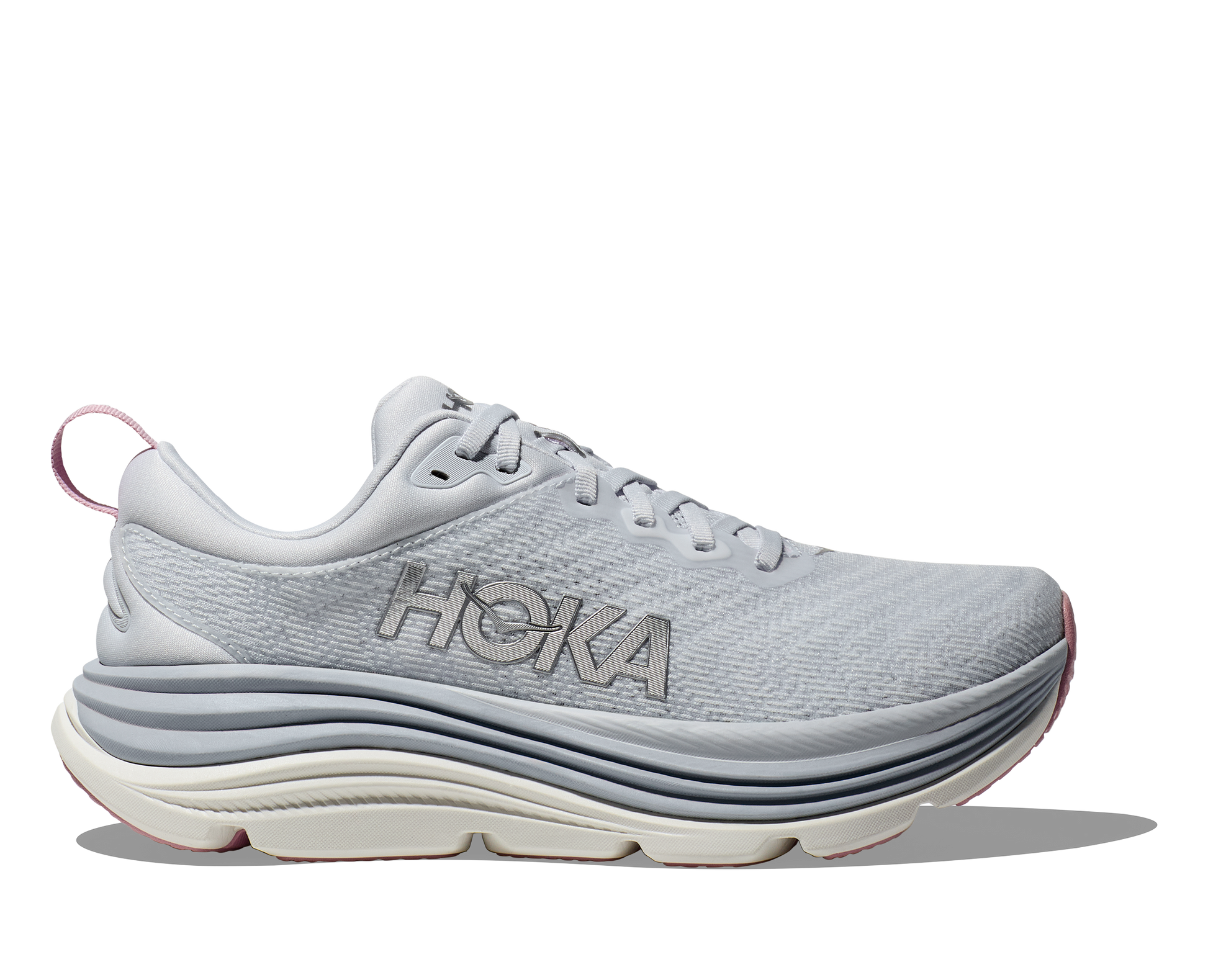 Hoka Gaviota 5 Wide i dammodell. Här i grått och vitt med små rosa detaljer. Hos Hoka specialisterna i Sverige.