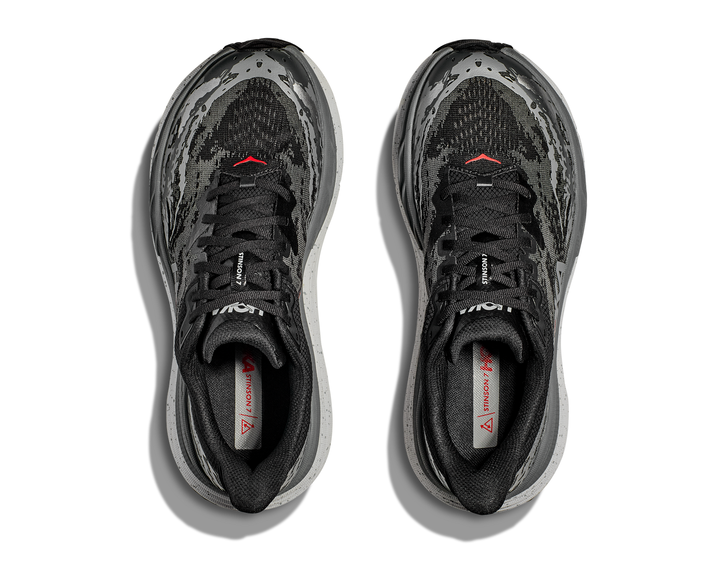 grått och vit med små röda detaljer.