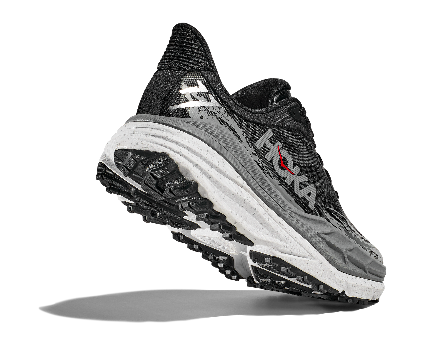 grått och vit med små röda detaljer.