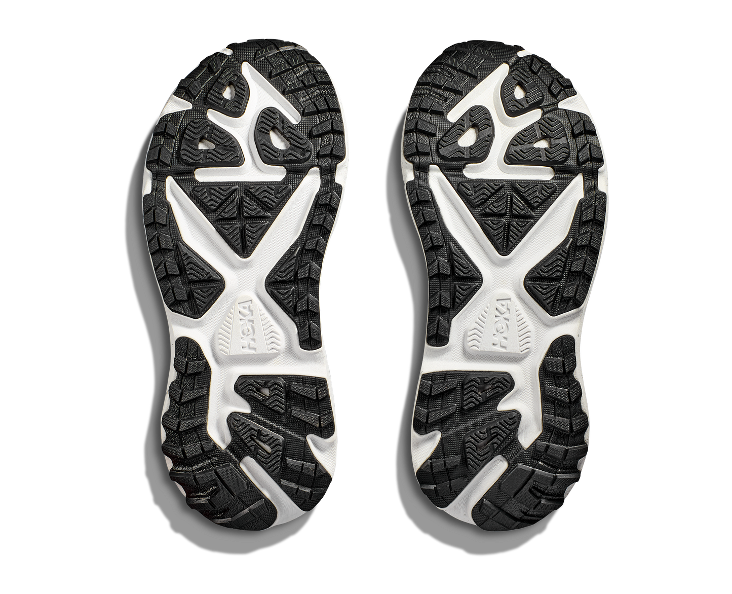 herrmodell hybridsko för alla underlag. En av Hokas stabilaste skor med pronationsstöd. En väldämpad sko som avlastar rygg och knä. Här i svart