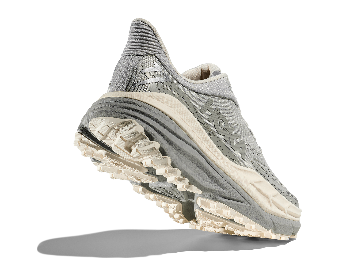 herrmodell. Hybridsko för alla underlag. En av Hokas stabilaste skor med pronationsstöd. En väldämpad sko som avlastar rygg och knä.  Gråa och vita nyanser på denna sko.