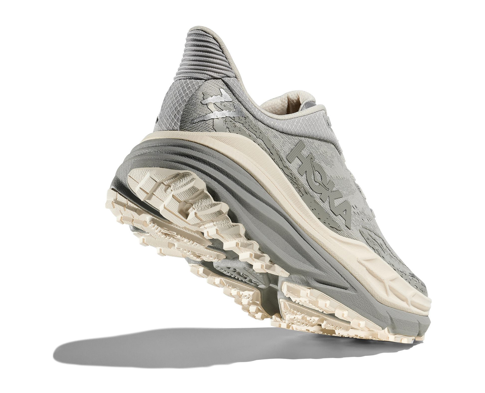 herrmodell. Hybridsko för alla underlag. En av Hokas stabilaste skor med pronationsstöd. En väldämpad sko som avlastar rygg och knä.  Gråa och vita nyanser på denna sko.