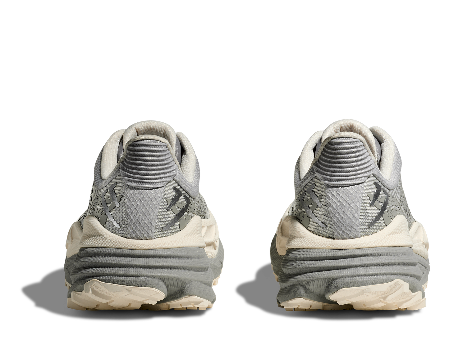 herrmodell. Hybridsko för alla underlag. En av Hokas stabilaste skor med pronationsstöd. En väldämpad sko som avlastar rygg och knä.  Gråa och vita nyanser på denna sko.