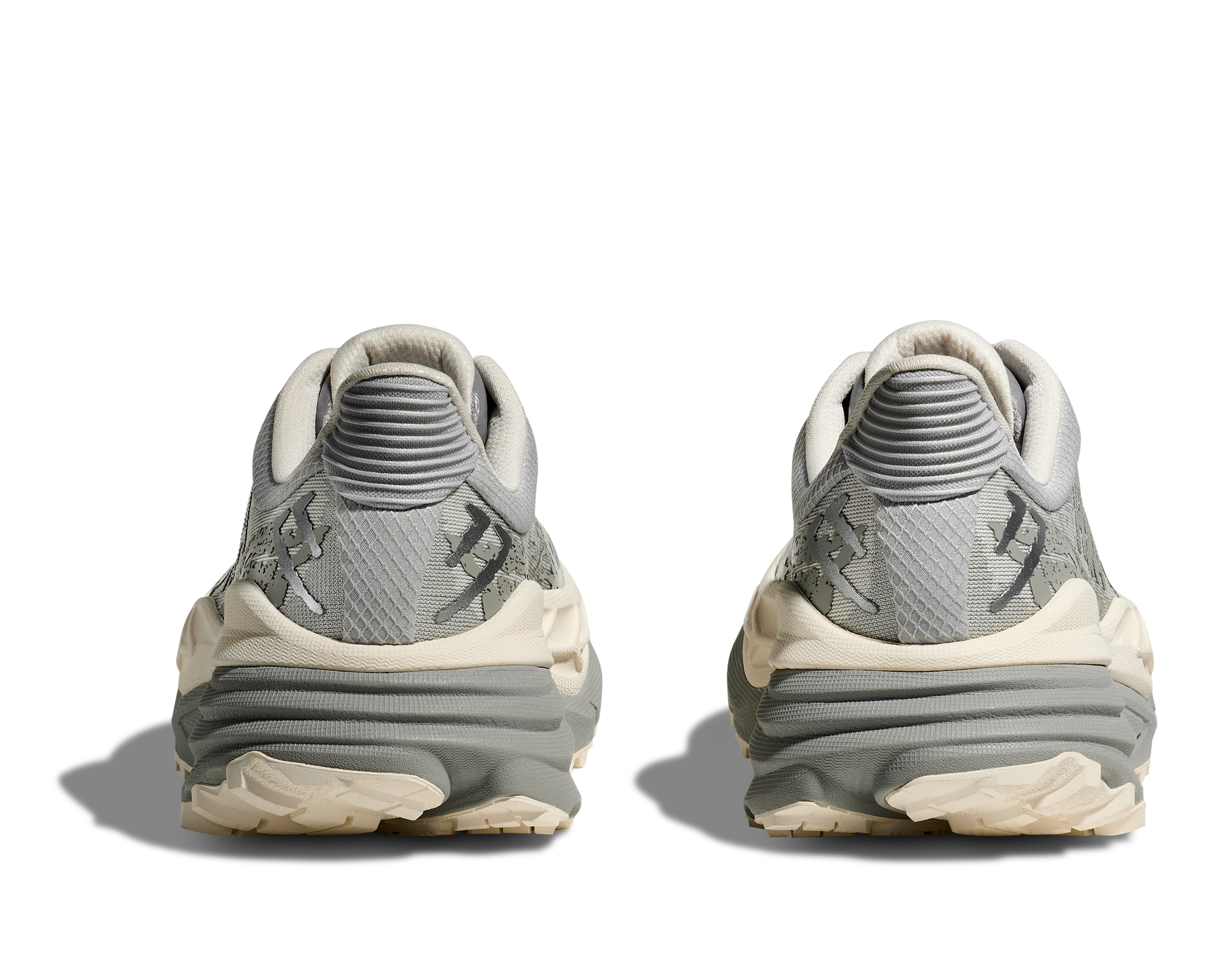 herrmodell. Hybridsko för alla underlag. En av Hokas stabilaste skor med pronationsstöd. En väldämpad sko som avlastar rygg och knä.  Gråa och vita nyanser på denna sko.