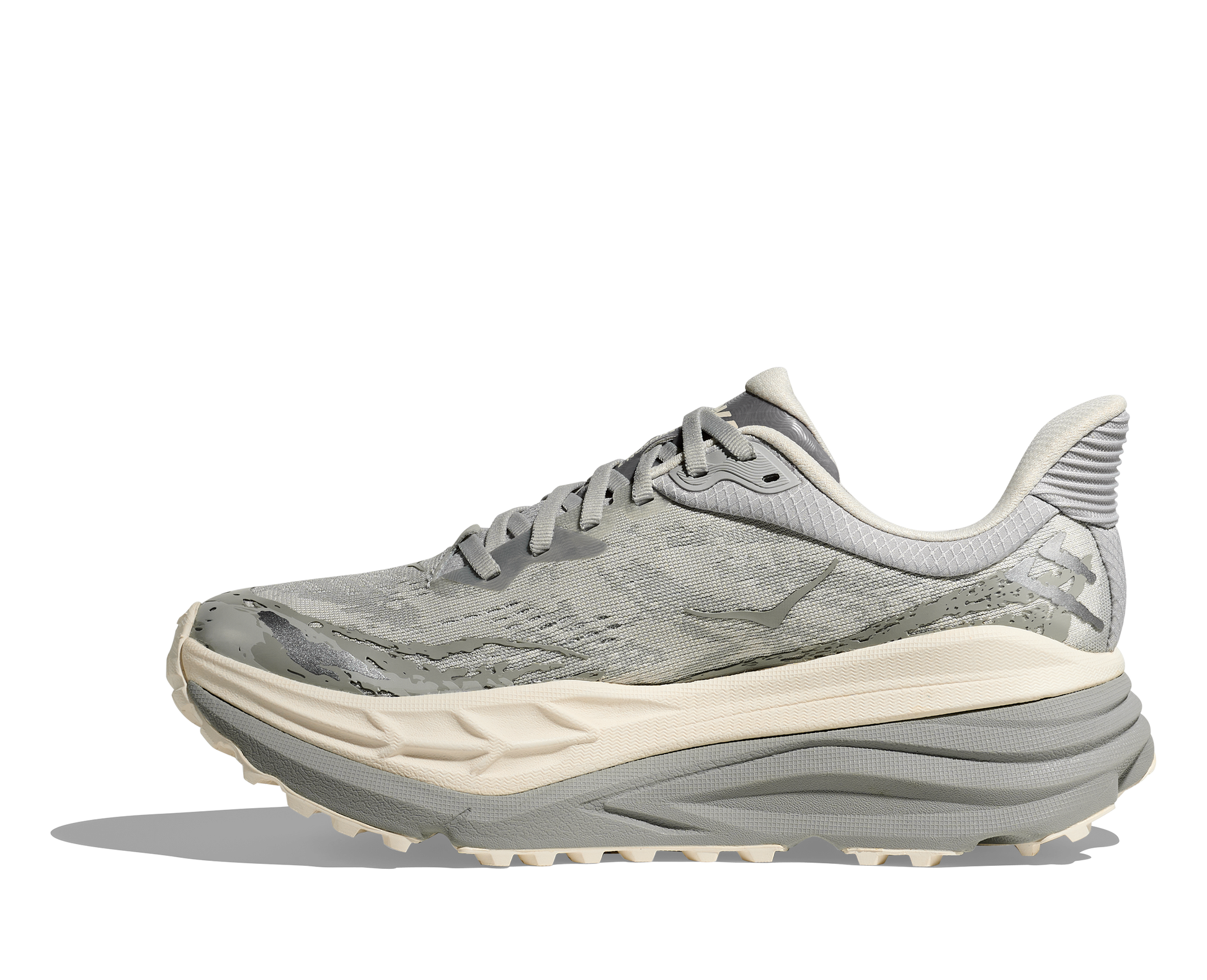 herrmodell. Hybridsko för alla underlag. En av Hokas stabilaste skor med pronationsstöd. En väldämpad sko som avlastar rygg och knä.  Gråa och vita nyanser på denna sko.
