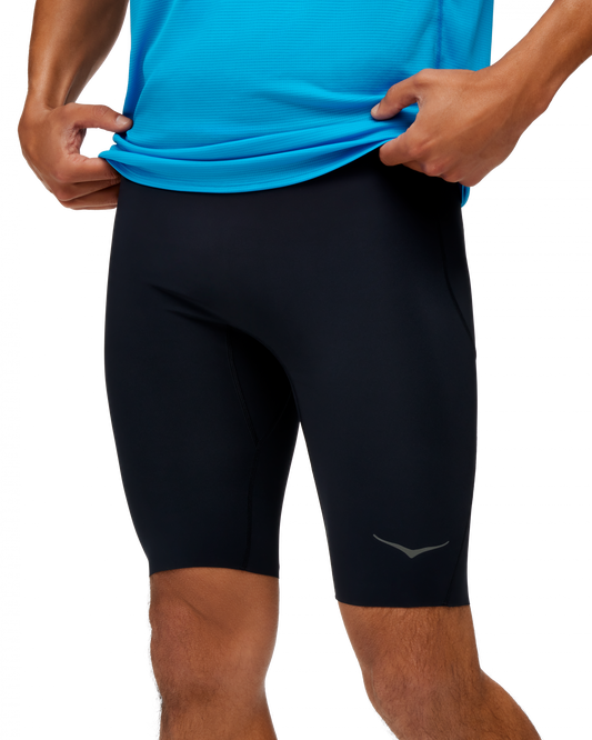 Svarta cykelbyxa-liknande shorts med tight passform. Utrustade med en innerkalsong för extra stöd. Större ficka på  sidan