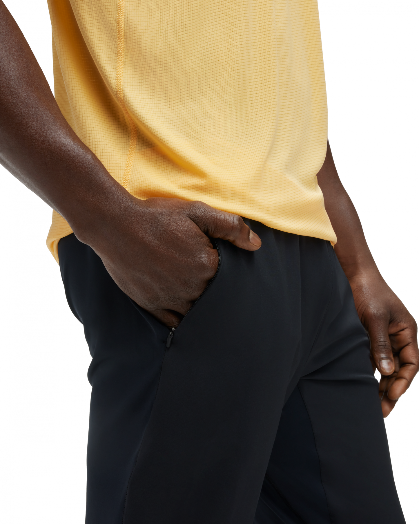 Maximal stretch och rörelsefrihet i denna Coola löparbyxa. Ficka baktill samt på sidorna med dragkedja. Svarta med logga på vänster fram samt i knävecket.