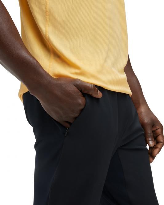 Maximal stretch och rörelsefrihet i denna Coola löparbyxa. Ficka baktill samt på sidorna med dragkedja.  Svarta med logga på vänster fram samt i knävecket.