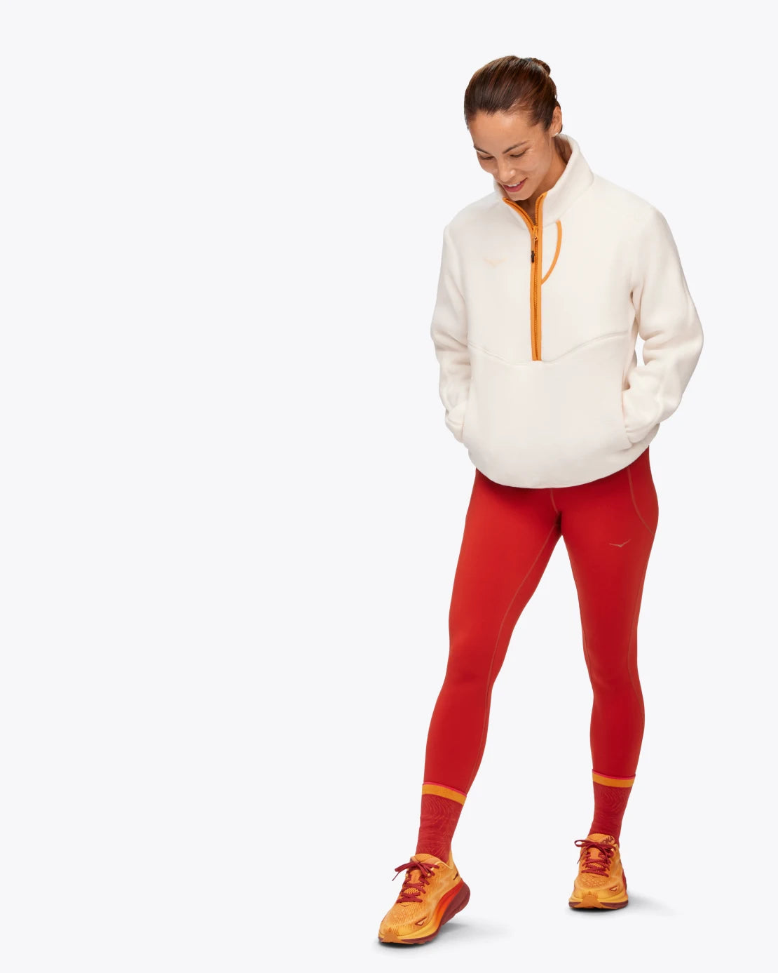 Vit Ultramjuk fluffig fleece med extra hög krage i en avslappnad passform. Flertalet fickor. Elastiskt avslut vid ärm och fåll.