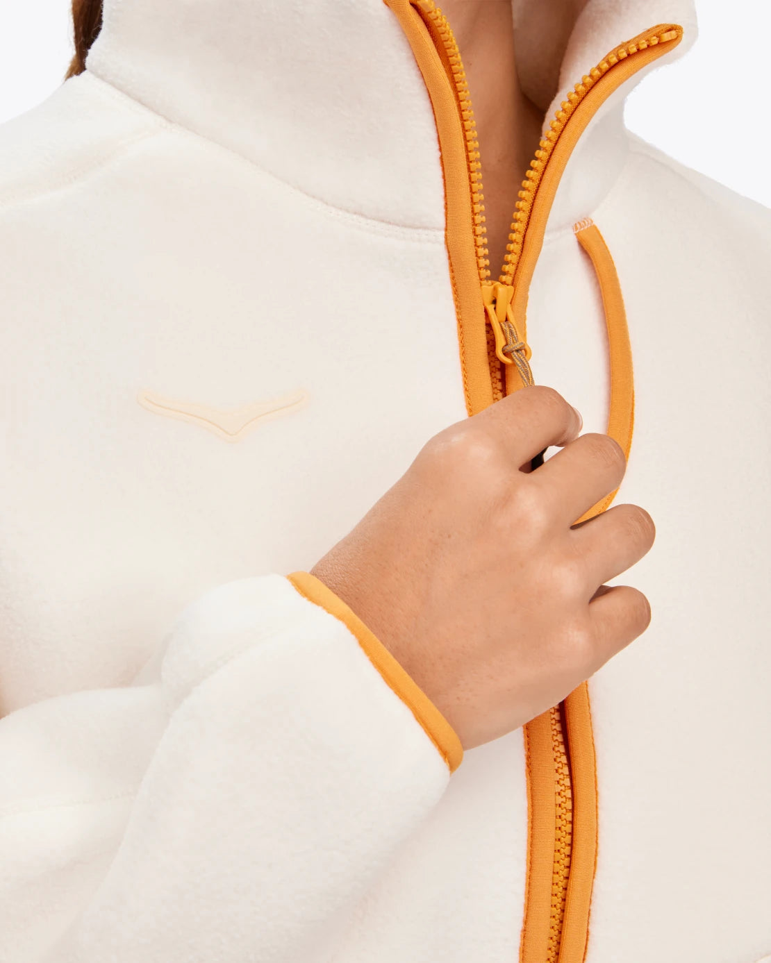 Vit Ultramjuk fluffig fleece med extra hög krage i en avslappnad passform. Flertalet fickor. Elastiskt avslut vid ärm och fåll.