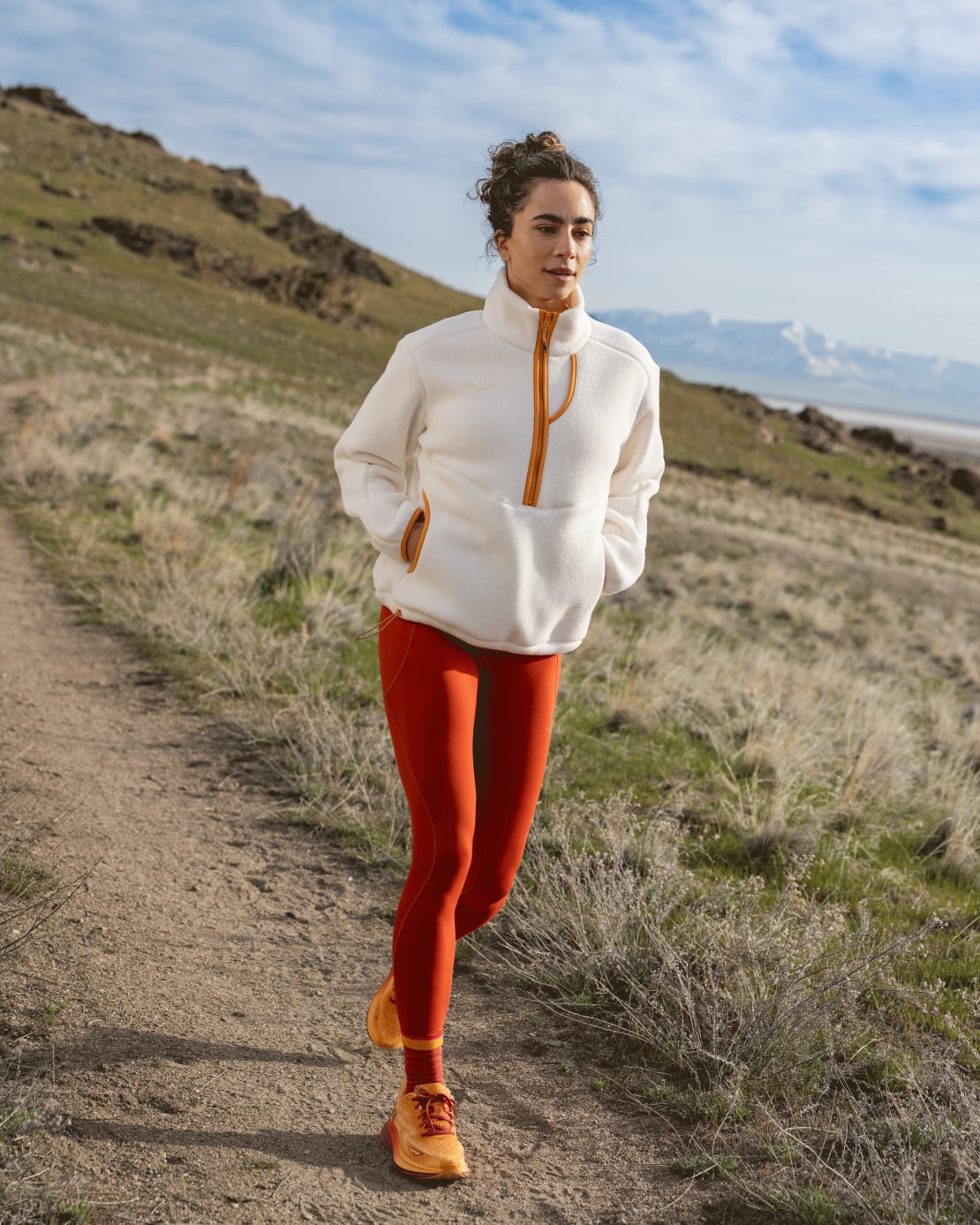 Vit Ultramjuk fluffig fleece med extra hög krage i en avslappnad passform. Flertalet fickor. Elastiskt avslut vid ärm och fåll.