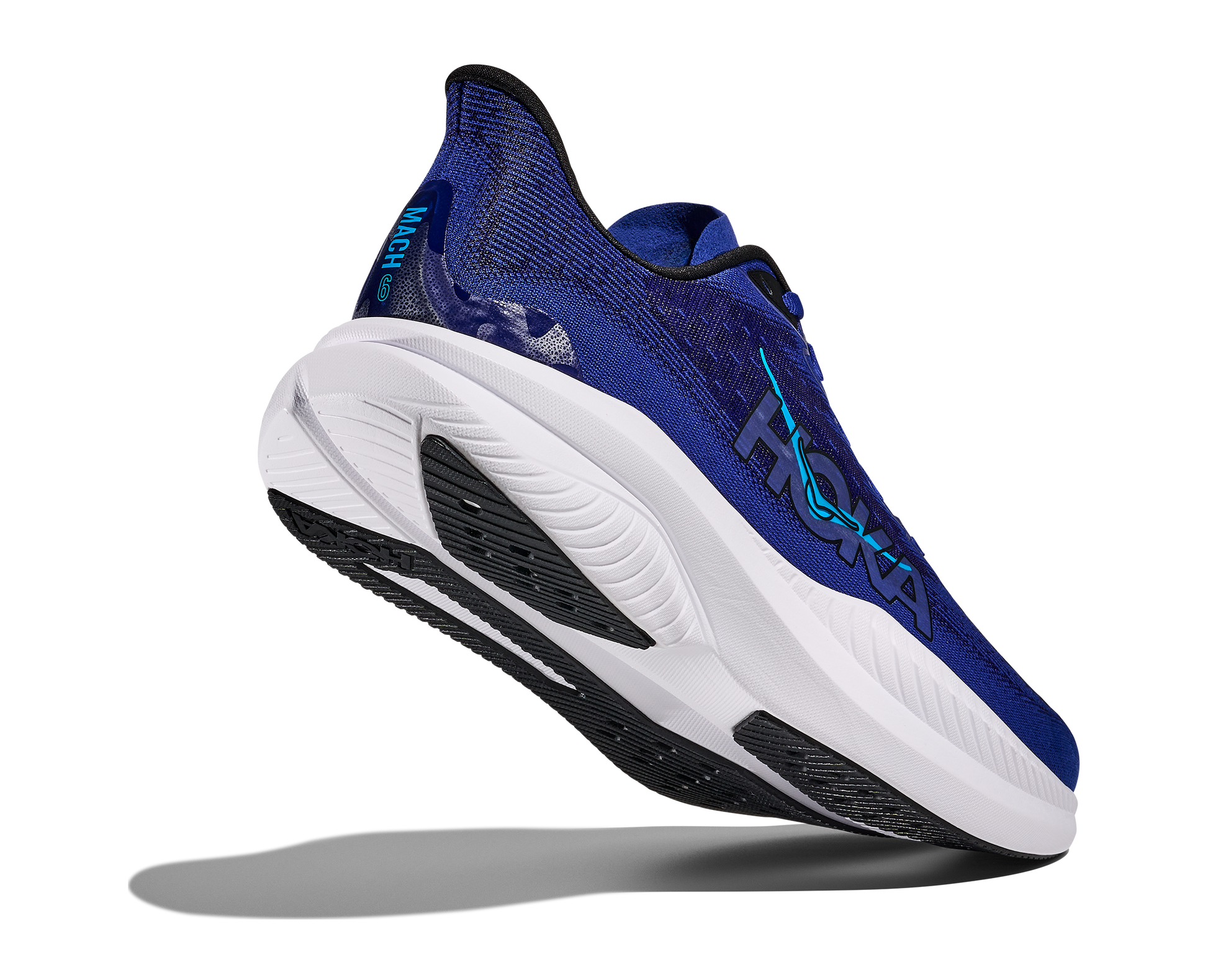 superskum med syretillförsel i gummit för att minimera vikt och skapa en så responsiv sko som möjligt. Mach 6 är en snabb löparsko för intervallpass