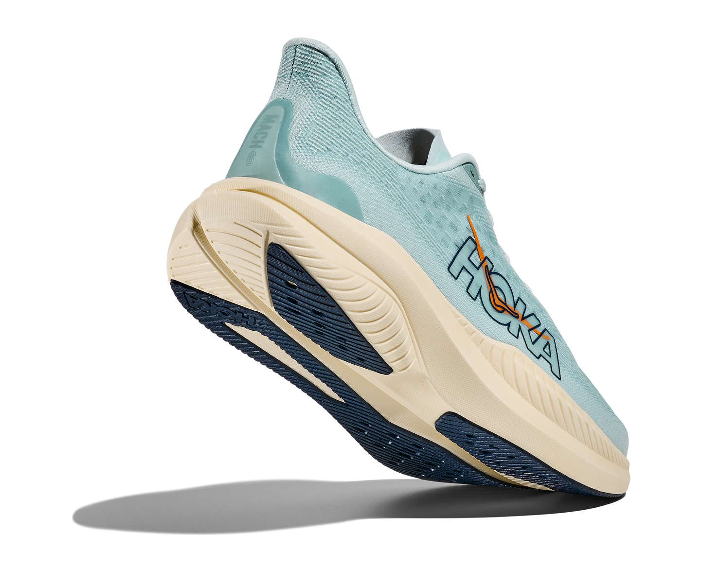 superskum med syretillförsel i gummit för att minimera vikt och skapa en så responsiv sko som möjligt. Mach 6 är en snabb löparsko för intervallpass