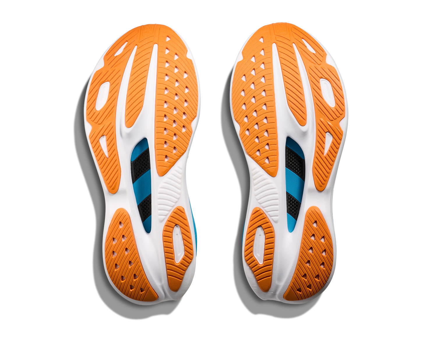 herrmodell i blå och vit färg med små detaljer i orange. Detta är skon som har mycket av allt. Vingad kolfiberplatta för maximal fart och stabilitet. En sko som levererar fart