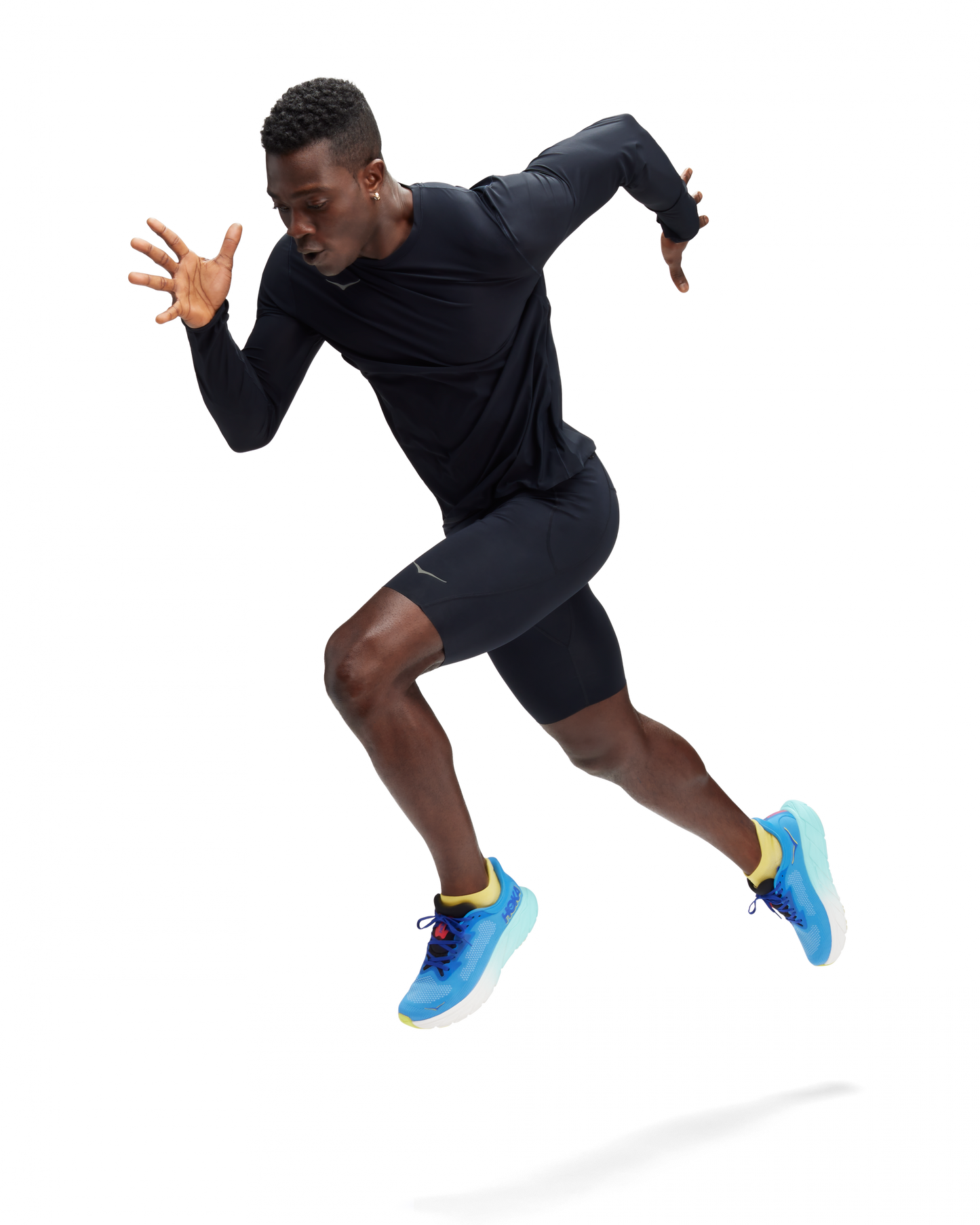 Sval och tunn löpar tröja som passar utmärkt till löp passet. Svart färg med Hoka logo på höger bröstkorg och Hoka i liten text på ryggen.