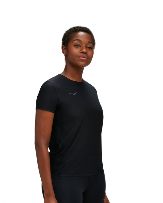 Supertunn svart löparT-shirt som rör sig med dig. Smal passform men inte tight. Reflexlogga på bröst samt rygg.