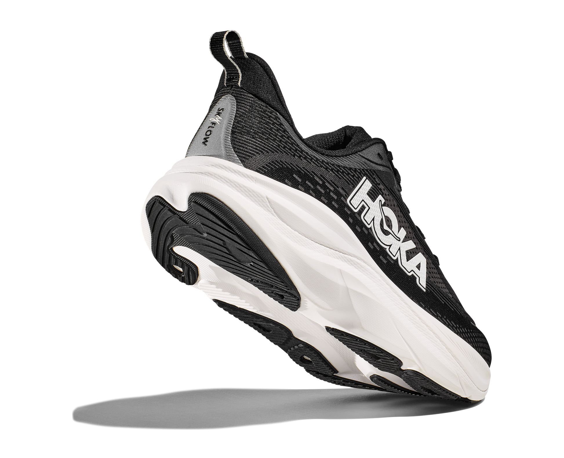 Hoka M Skyflow. Utmärkt sko för att lägga något lite extra på dagens runda! Svart och vit färg.