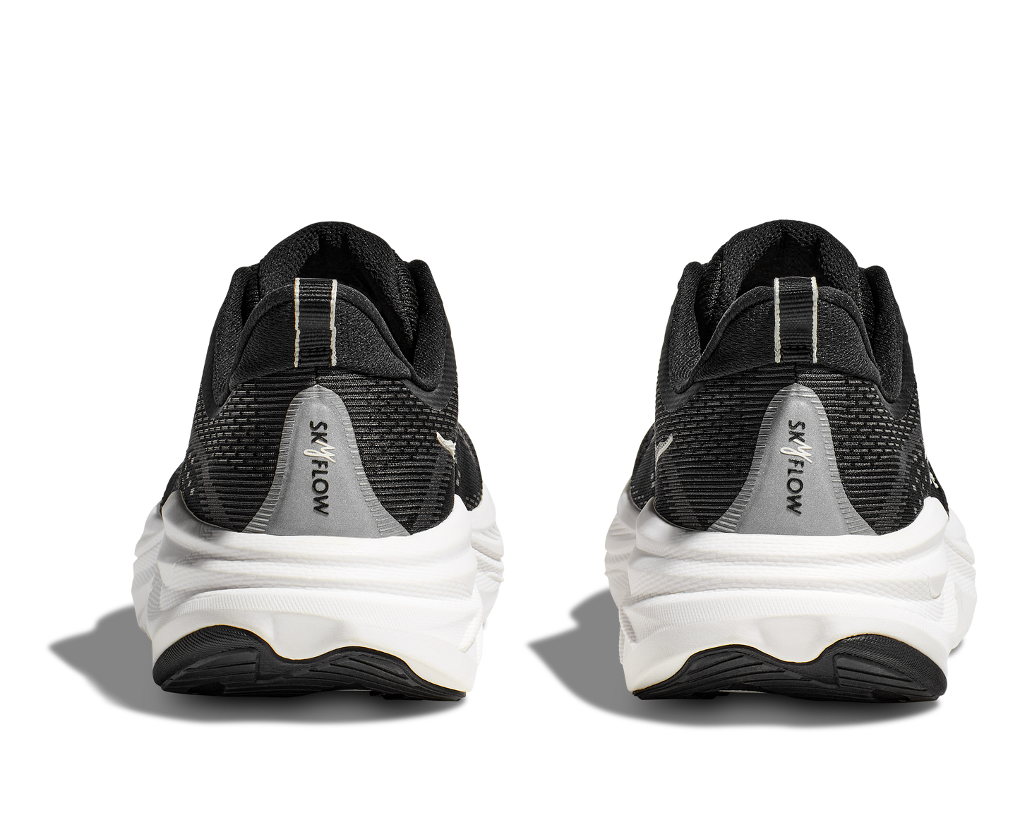 Hoka M Skyflow. Utmärkt sko för att lägga något lite extra på dagens runda! Svart och vit färg.