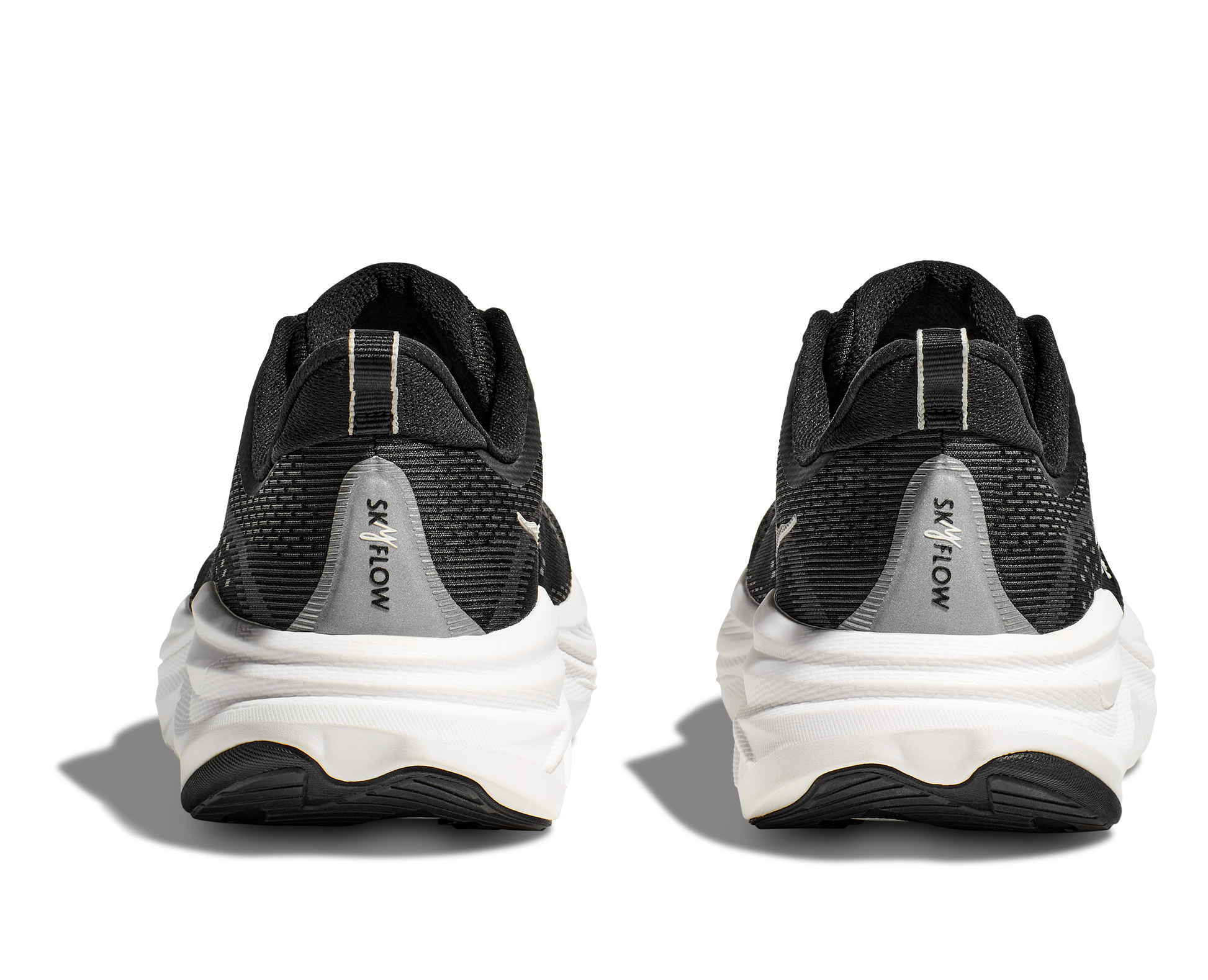 Hoka M Skyflow. Utmärkt sko för att lägga något lite extra på dagens runda! Svart och vit färg.