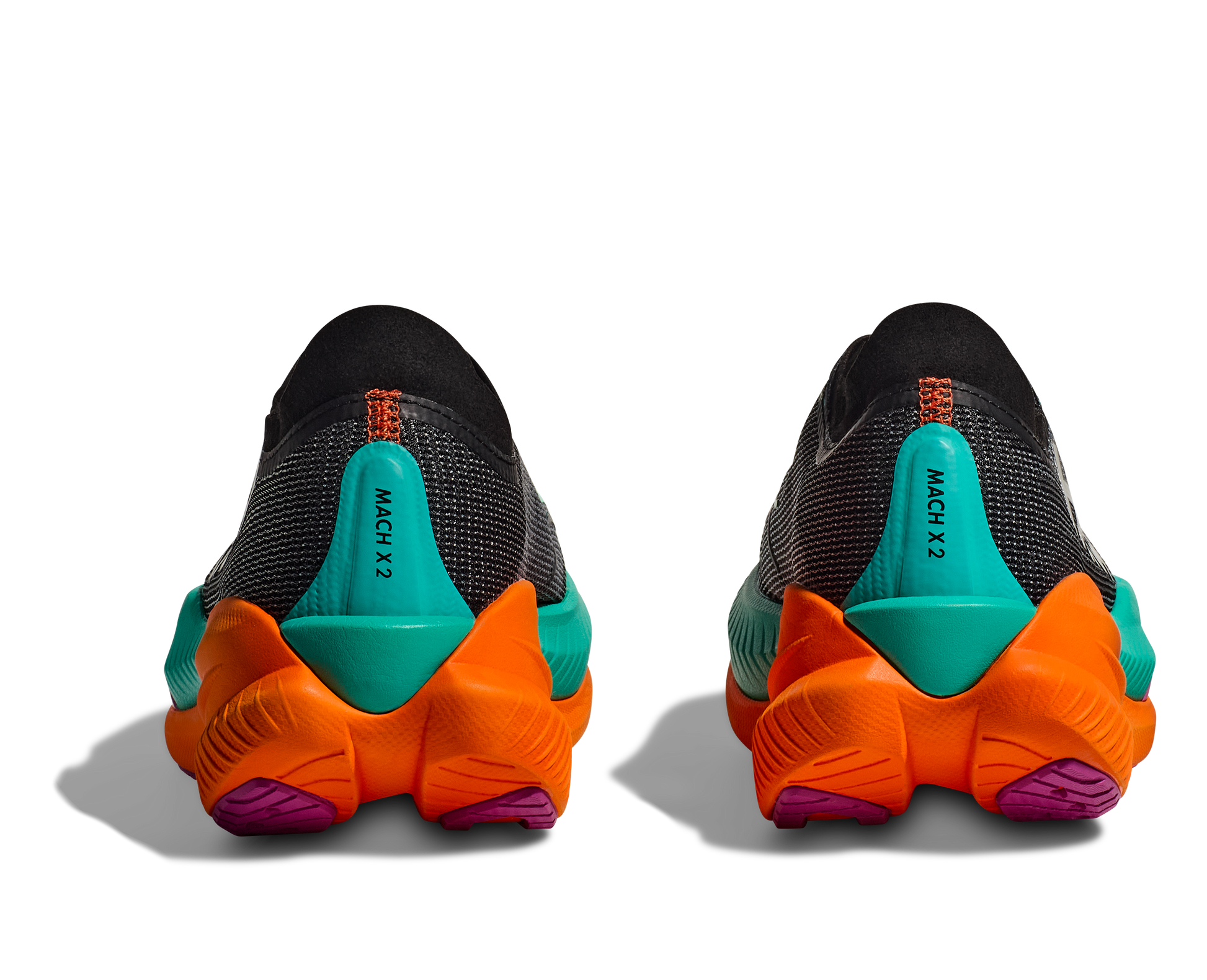 Hoka M Mach X 2. En snabb sko med god dämpning som hjälper dig slå dina rekord. Orange och blå färg.