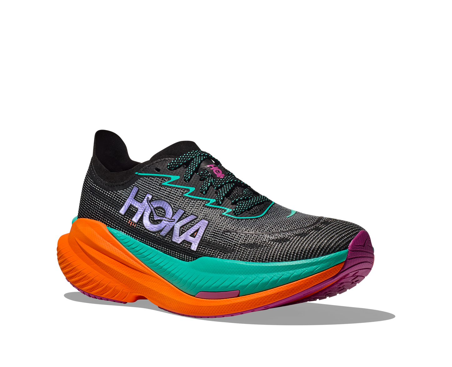 Hoka M Mach X 2. En snabb sko med god dämpning som hjälper dig slå dina rekord. Orange och blå färg.