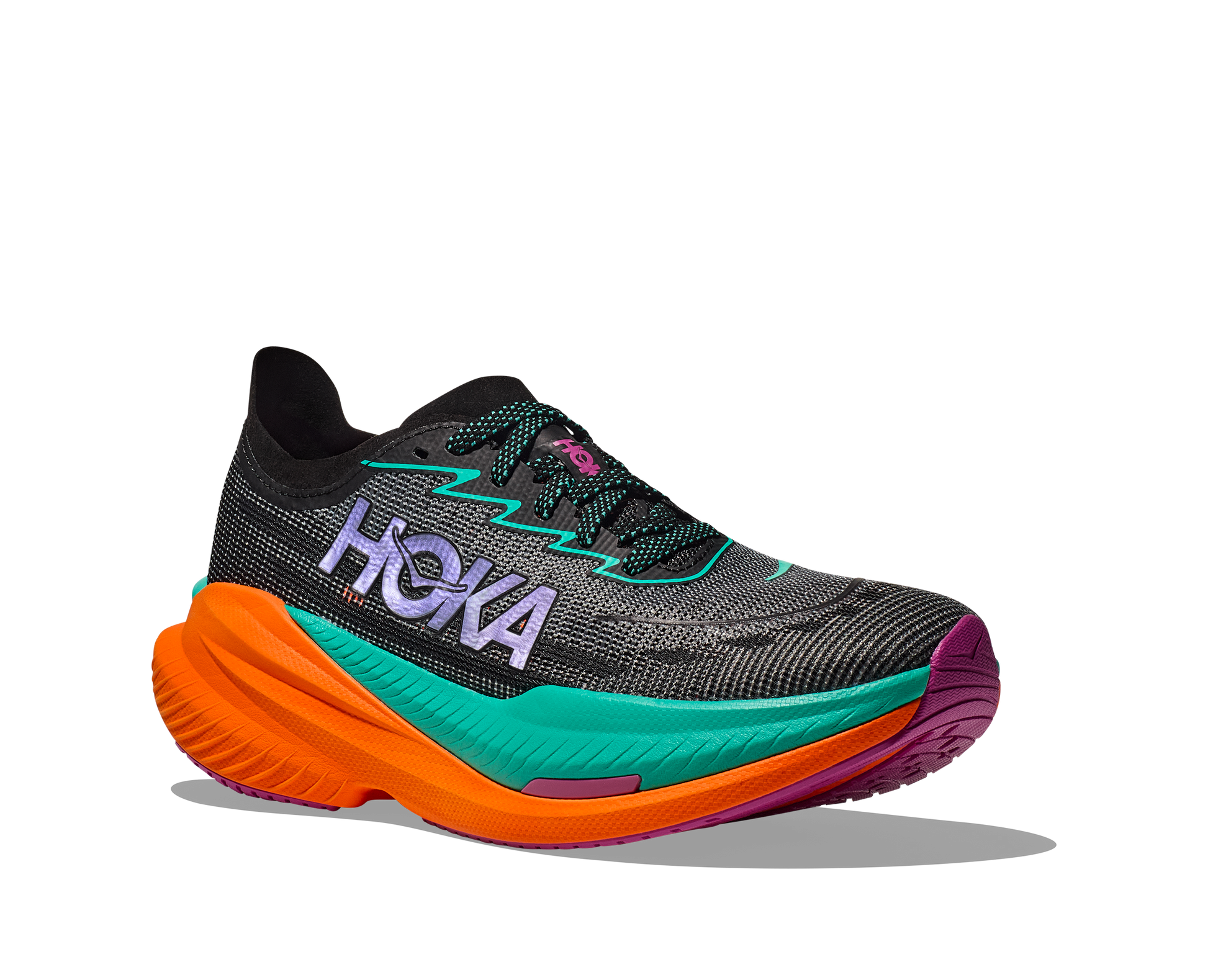 Hoka M Mach X 2. En snabb sko med god dämpning som hjälper dig slå dina rekord. Orange och blå färg.
