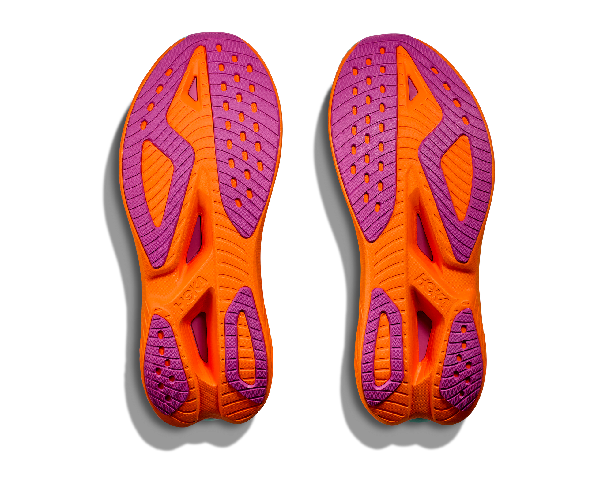 Hoka M Mach X 2. En snabb sko med god dämpning som hjälper dig slå dina rekord. Orange och blå färg.