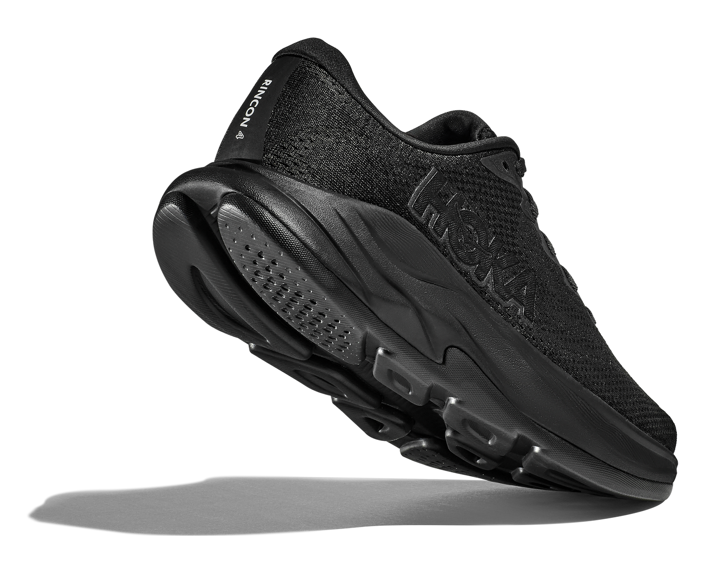 Hoka M Rincon 4 - En fjäderlätt sko med fantastisk dämpning men det slutar inte där. Denna sko är även otroligt responsiv. Svart färg på denna sko.