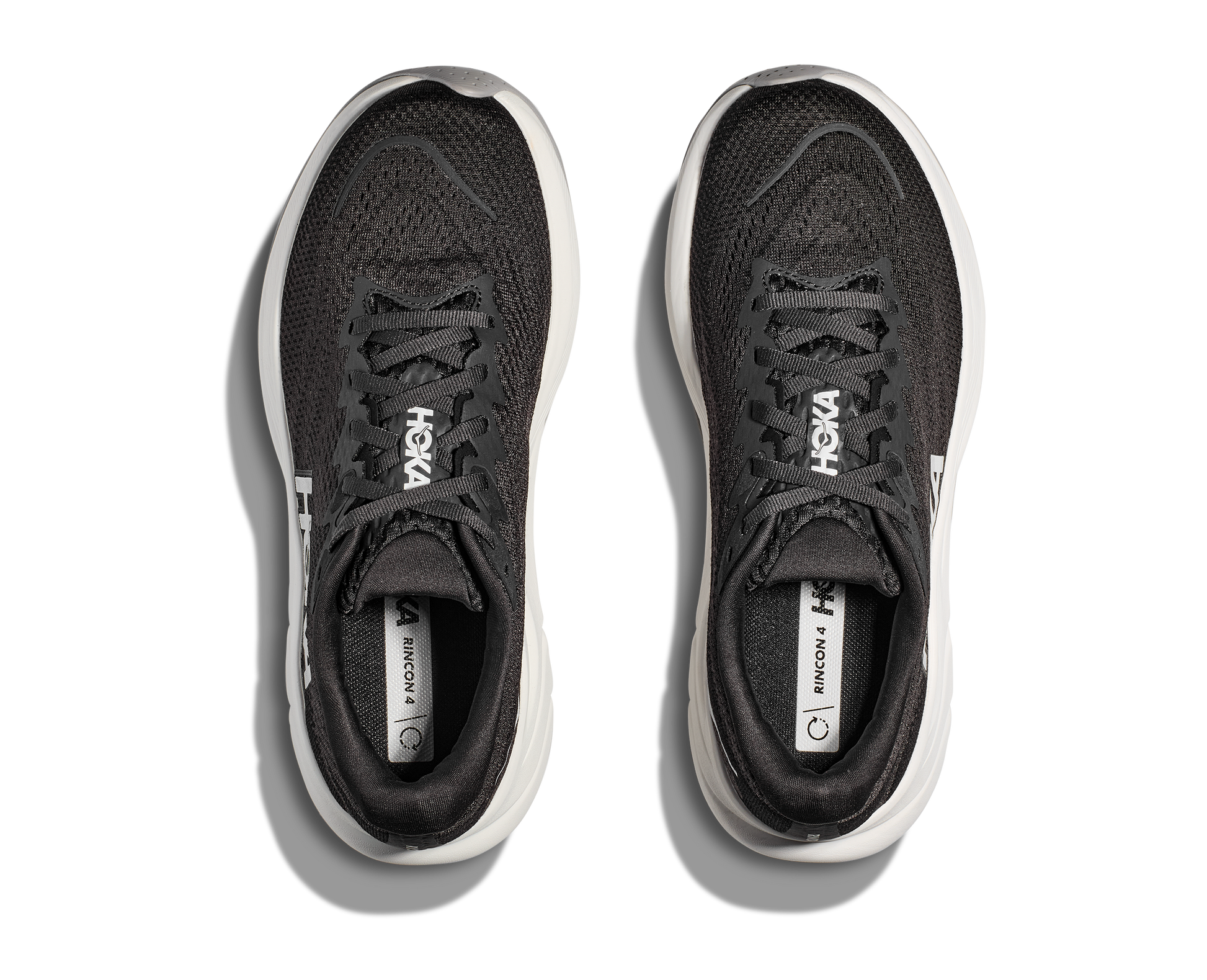 Hoka M Rincon 4 - En fjäderlätt sko med fantastisk dämpning men det slutar inte där. Denna sko är även otroligt responsiv. Svart och Vit färg på denna sko.