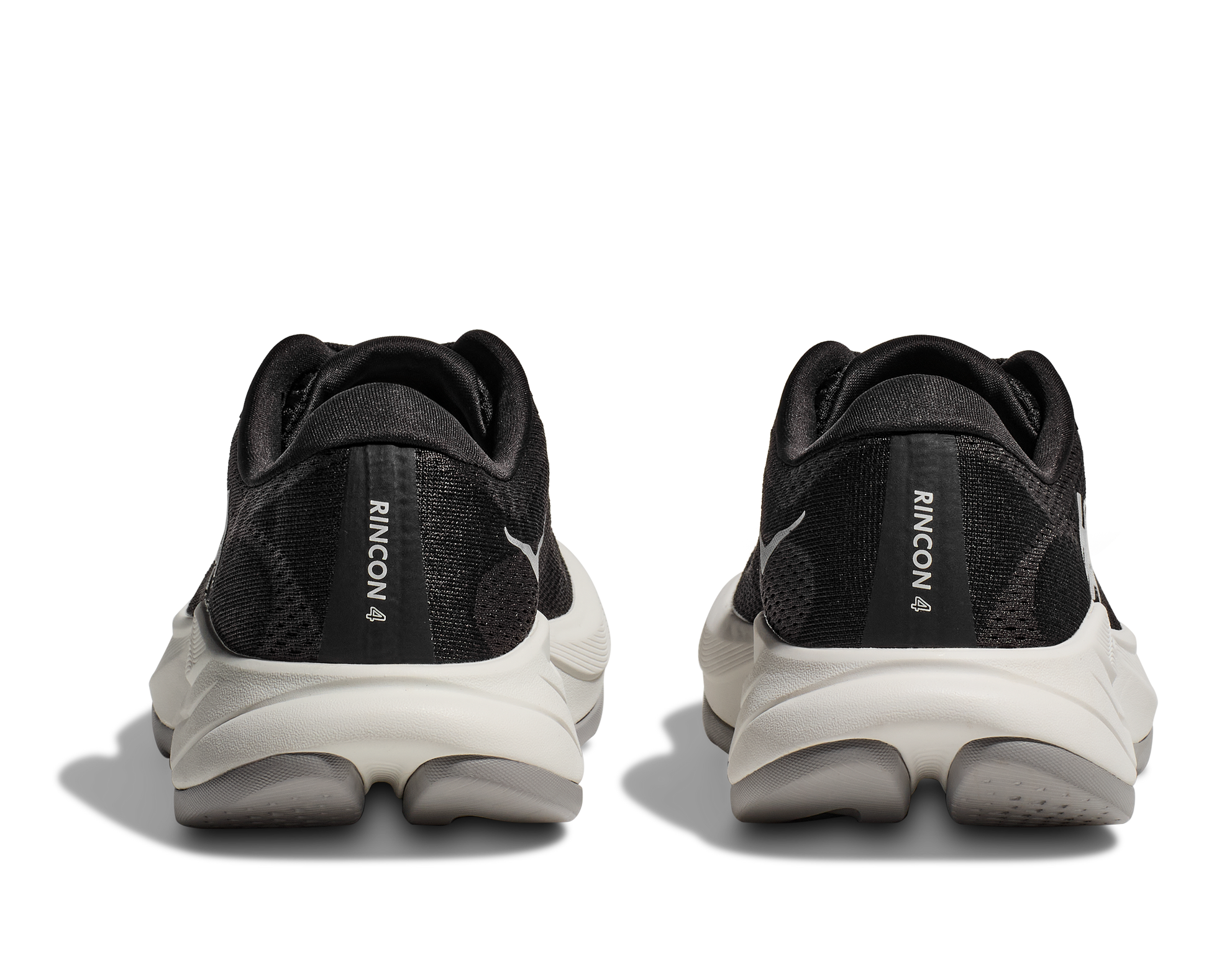 Hoka M Rincon 4 - En fjäderlätt sko med fantastisk dämpning men det slutar inte där. Denna sko är även otroligt responsiv. Svart och Vit färg på denna sko.