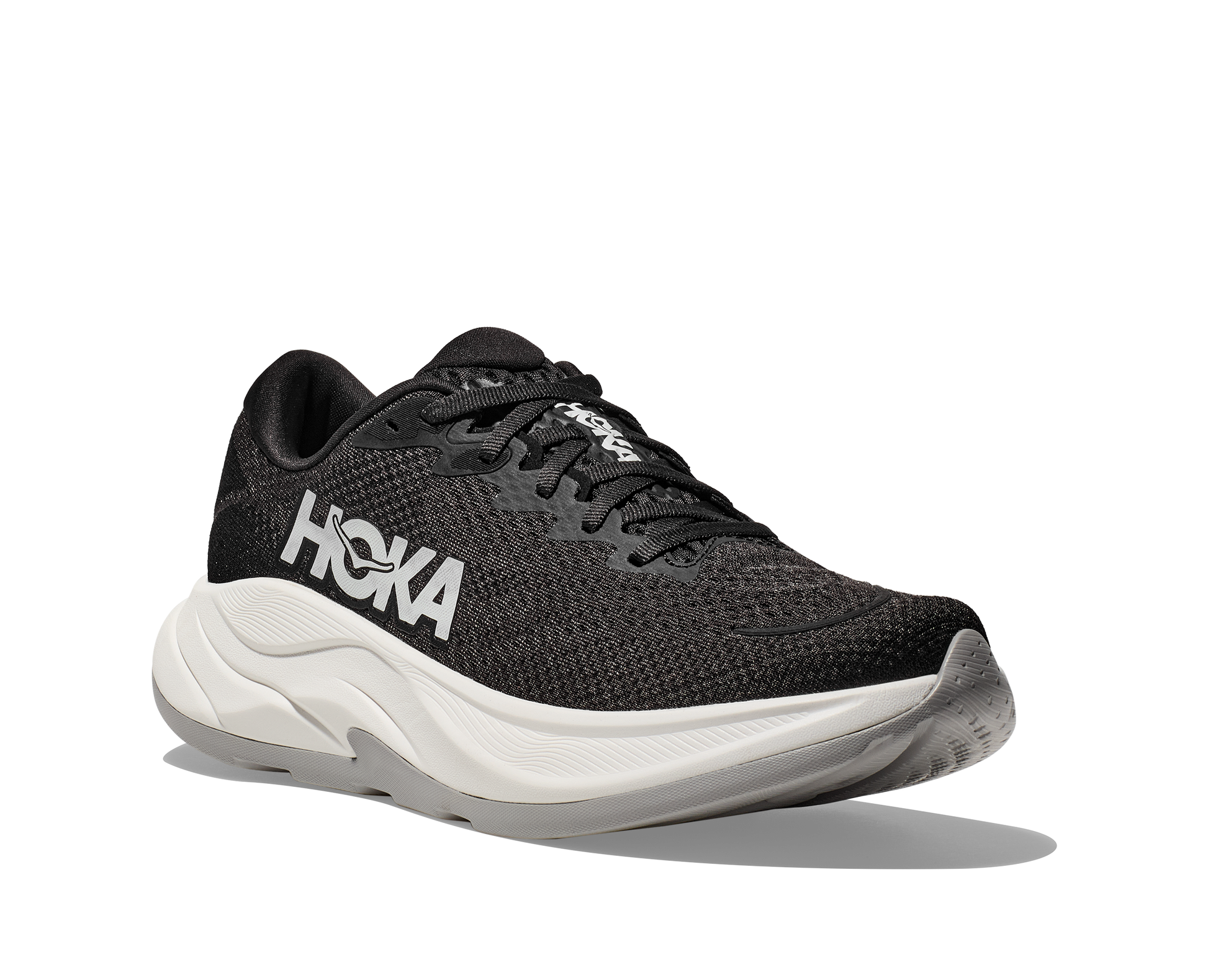 Hoka M Rincon 4 - En fjäderlätt sko med fantastisk dämpning men det slutar inte där. Denna sko är även otroligt responsiv. Svart och Vit färg på denna sko.