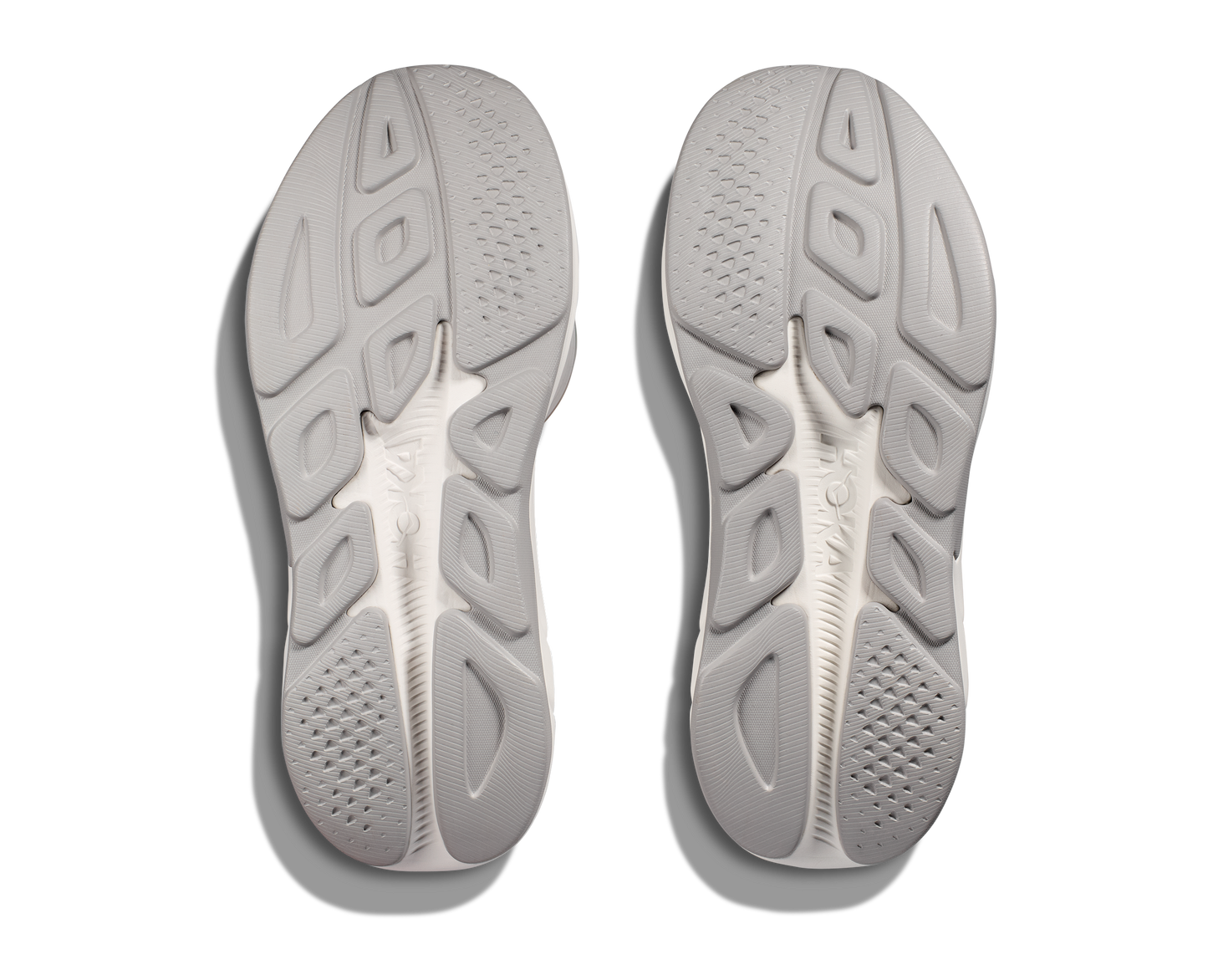 Hoka M Rincon 4 - En fjäderlätt sko med fantastisk dämpning men det slutar inte där. Denna sko är även otroligt responsiv. Svart och Vit färg på denna sko.