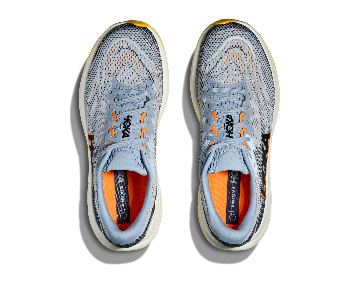 Hoka M Rincon 4 - En fjäderlätt sko med fantastisk dämpning men det slutar inte där. Denna sko är även otroligt responsiv. Blå och vit färg på denna sko med detaljer i svart