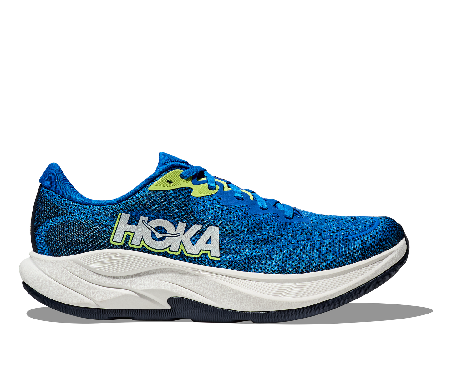 Hoka M Rincon 4 - En fjäderlätt sko med fantastisk dämpning men det slutar inte där. Denna sko är även otroligt responsiv. Denna sko är blå och vit med lime gröna detaljer.