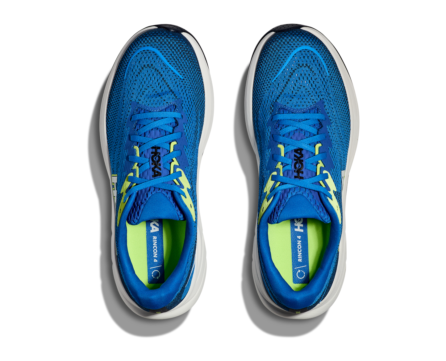 Hoka M Rincon 4 - En fjäderlätt sko med fantastisk dämpning men det slutar inte där. Denna sko är även otroligt responsiv. Denna sko är blå och vit med lime gröna detaljer.