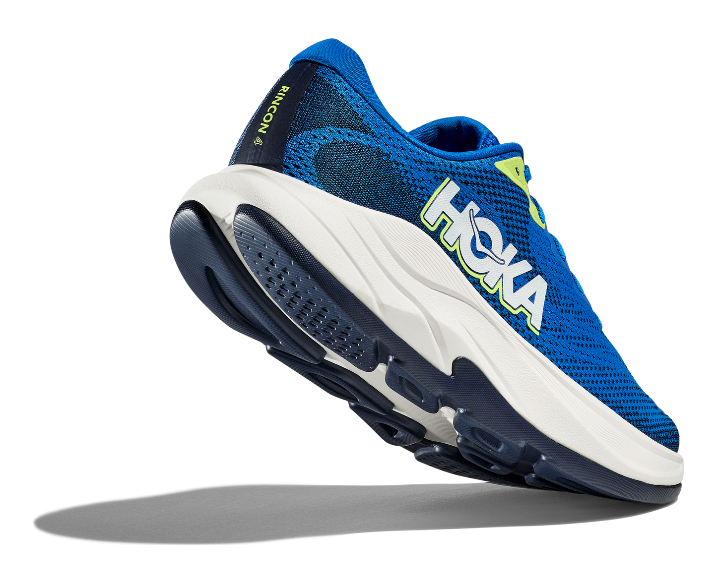 Hoka M Rincon 4 - En fjäderlätt sko med fantastisk dämpning men det slutar inte där. Denna sko är även otroligt responsiv. Denna sko är blå och vit med lime gröna detaljer.