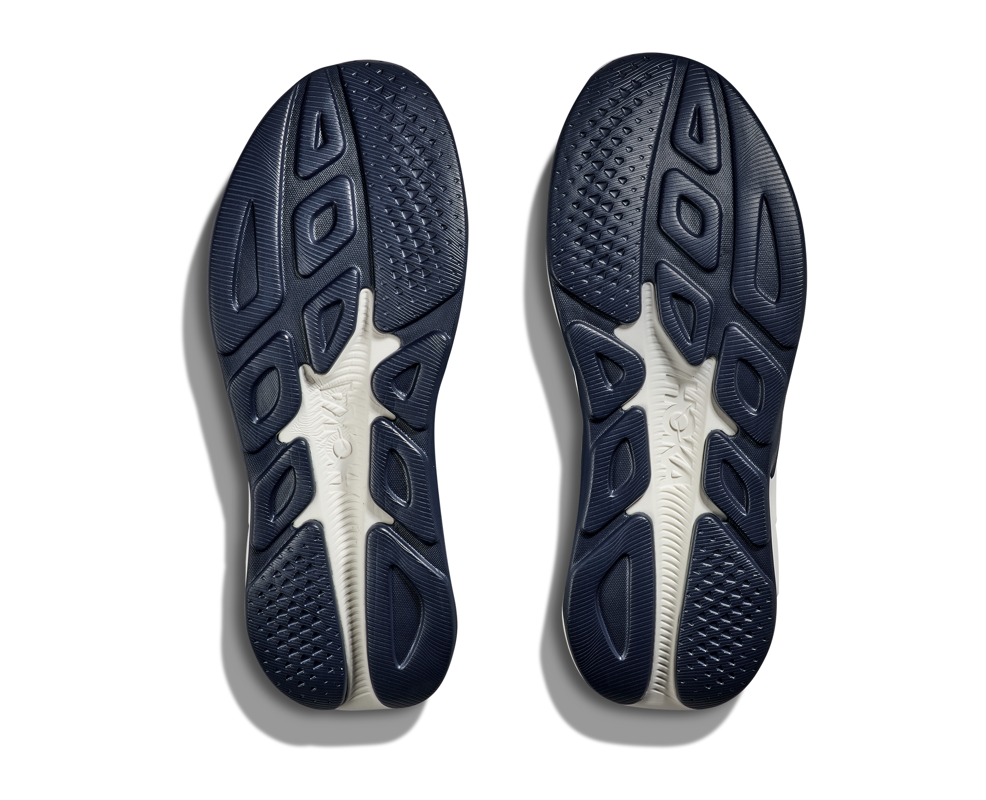 Hoka M Rincon 4 - En fjäderlätt sko med fantastisk dämpning men det slutar inte där. Denna sko är även otroligt responsiv. Denna sko är blå och vit med lime gröna detaljer.