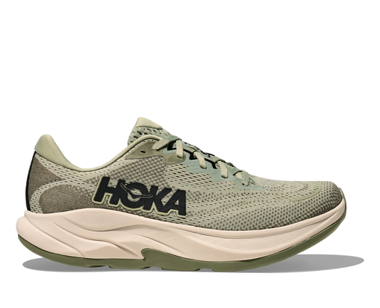 Hoka M Rincon 4 - En fjäderlätt sko med fantastisk dämpning men det slutar inte där. Denna sko är även otroligt responsiv. Grön och vit färg på denna sko med detaljer i svart.