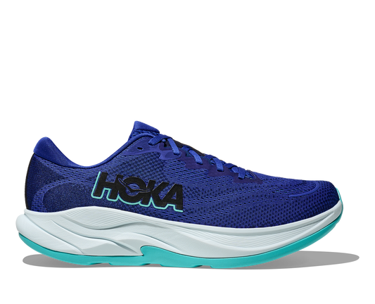 Hoka M Rincon 4 - En fjäderlätt sko med fantastisk dämpning men det slutar inte där. Denna sko är även otroligt responsiv. Blå och vit färg på denna sko med detaljer i svart och ljusare blå.