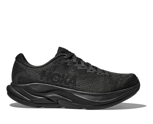 Hoka M Rincon 4 Wide - En fjäderlätt sko med fantastisk dämpning men det slutar inte där. Denna sko är även otroligt responsiv. Svart färg på denna sko.