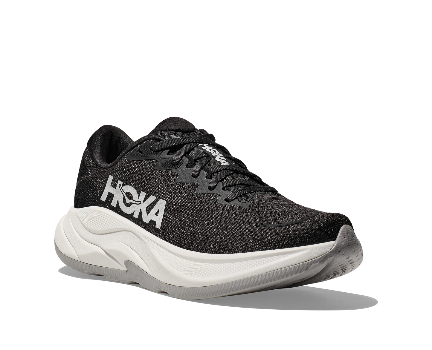 Hoka W Rincon 4 Wide - En fjäderlätt sko med fantastisk dämpning men det slutar inte där. Denna sko är även otroligt responsiv. Denna modell är även bredare i tå boxen. Svart och vit färg på denna sko.