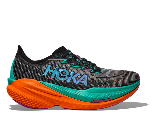 Hoka W Mach X 2 Wide. En snabb sko med god dämpning som hjälper dig slå dina rekord. Orange och blå färg.