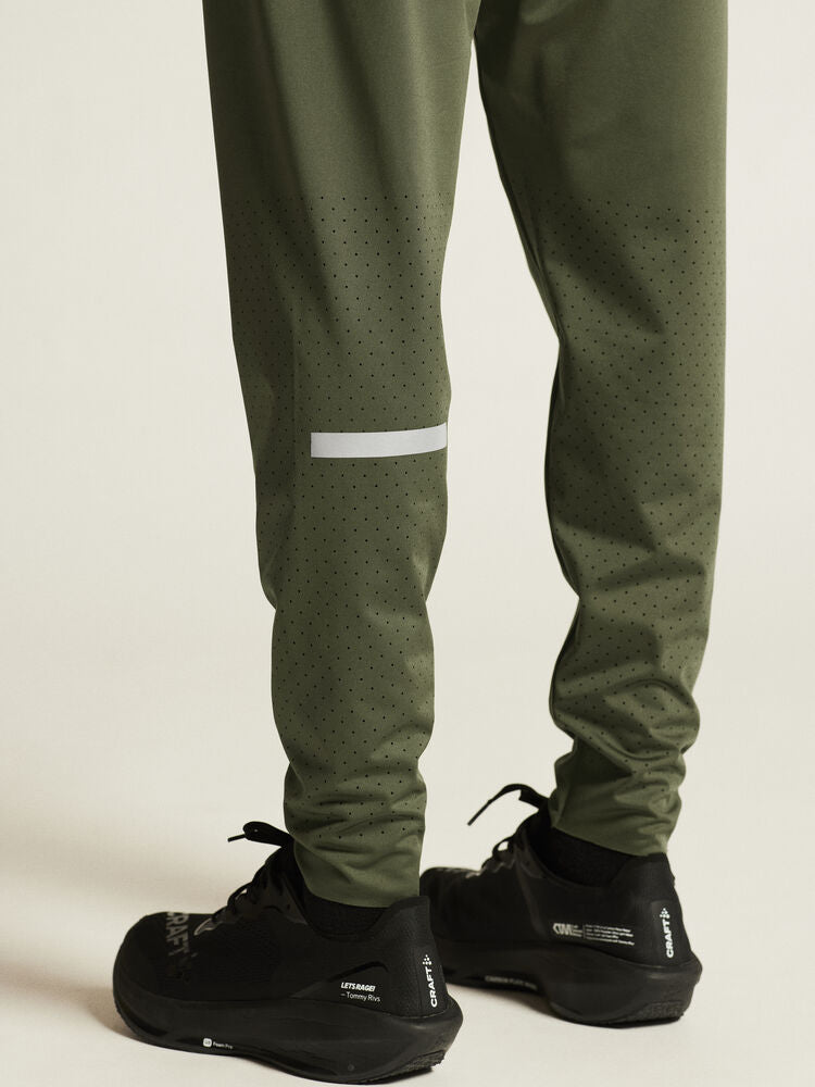 Craft PRO Hypervent Pants 2 M. Gröna löparbyxor för herr. Perforeringar nedtill för extra luftgenomströmning