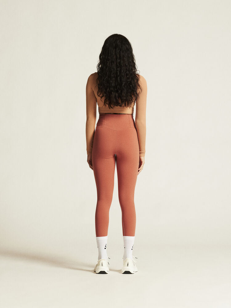 Craft Collective 7/8 Tights W. Träningstights till dam i röd/brun nyans. För träning och vardagsliv. 7/8-dels benlängd samt hög midja. Craft etikett på höften.