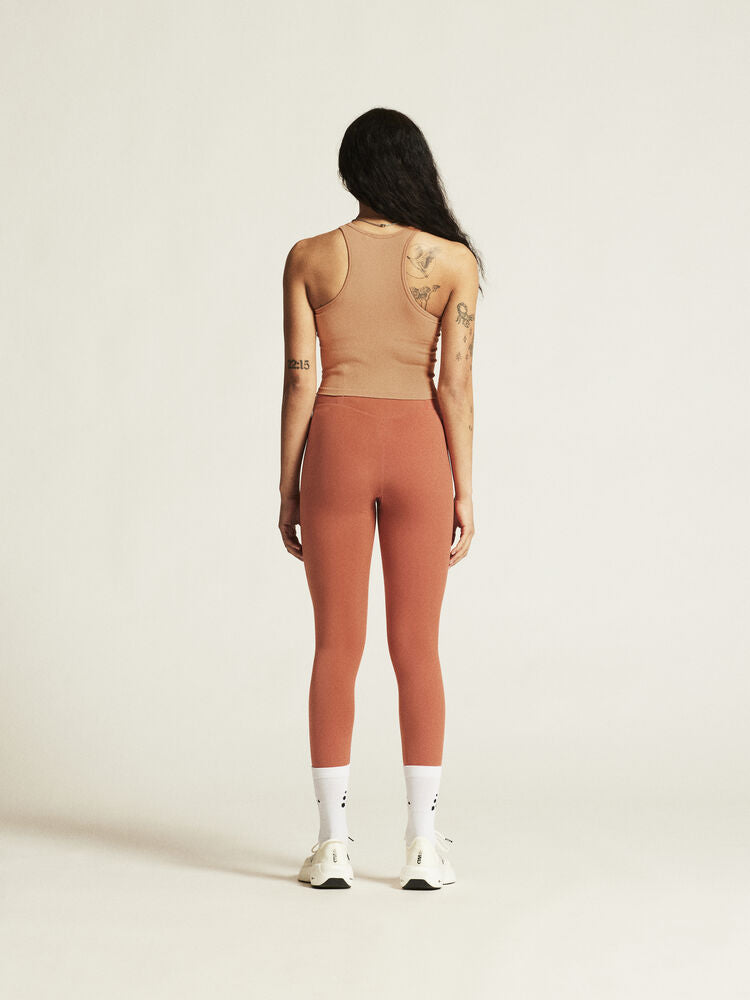 Craft Collective Rib Tank Top W. Sömnlös träningstopp i mjuk och ribbad kvalitet till dam. Kroppsnära passform och ribbad ytstruktur skapar skön och följsam känsla. Beige/brun nyans och med vit Craft etikett nedtill vänster fram.