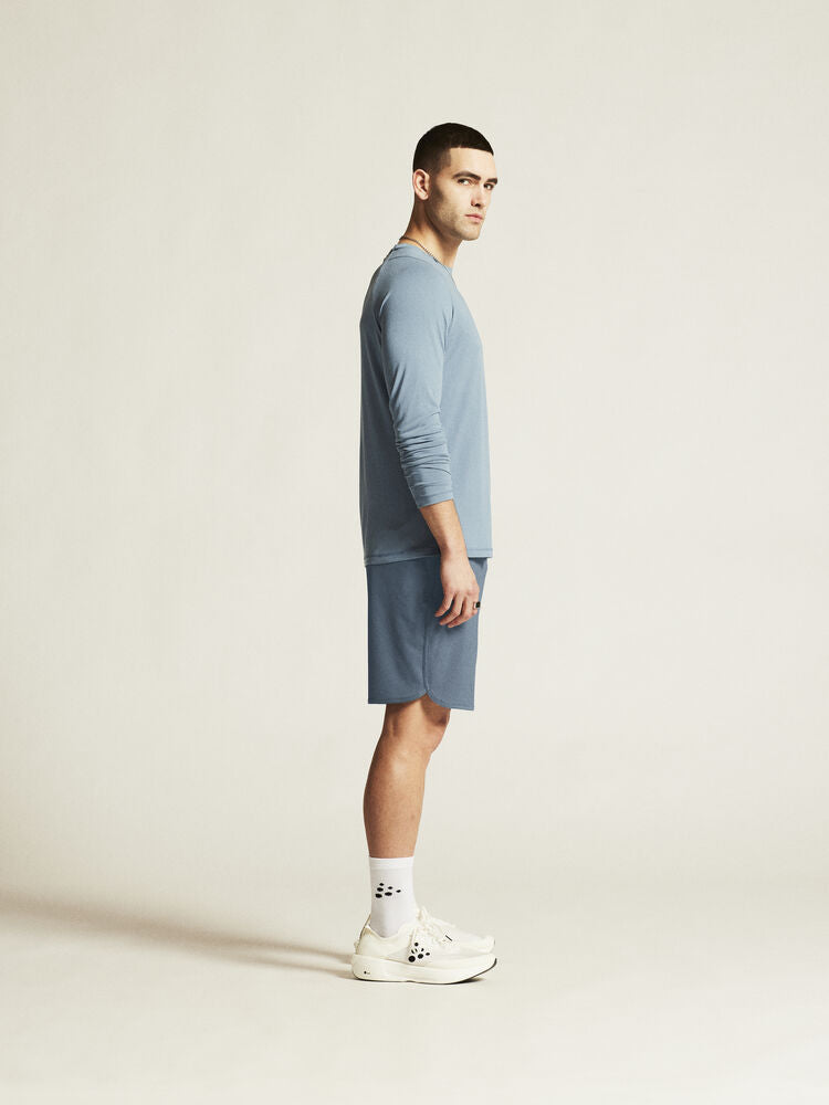 Craft Collective Bi-blend LS Tee M. Mjuk långärmad tränings-t-shirt till herr med stilren design som passar till både vardagsbruk och de flesta typer av fysiska aktiviteter. Regular fit. Här i ljusblått.