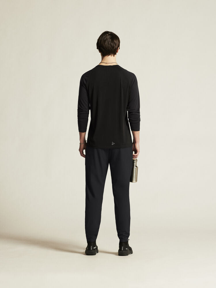 Craft Collective Bi-blend LS Tee M. Mjuk långärmad tränings-t-shirt till herr med stilrendesign som passar till både vardagsbruk och de flesta typer av fysiska aktiviteter. Regular fit. Här i svart.