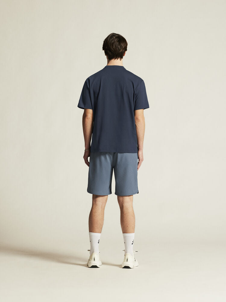 avslappnad t-shirt till herr för träning och vardag. Bröstficka på vänster sida. Craft etikett nedtill på vänster sida.