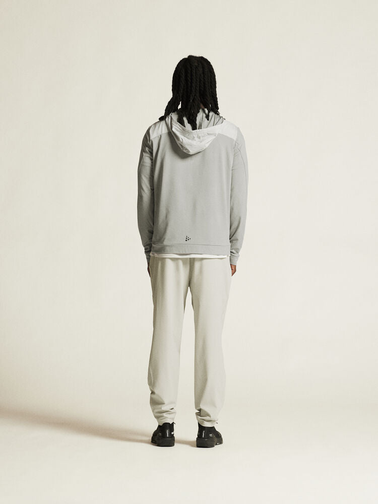 Craft Collective Structure Pants M. Gråa träningsbyxor med elastisk midja och justerbar dragsko. Två sidfickor och en bakficka med dragkedja.