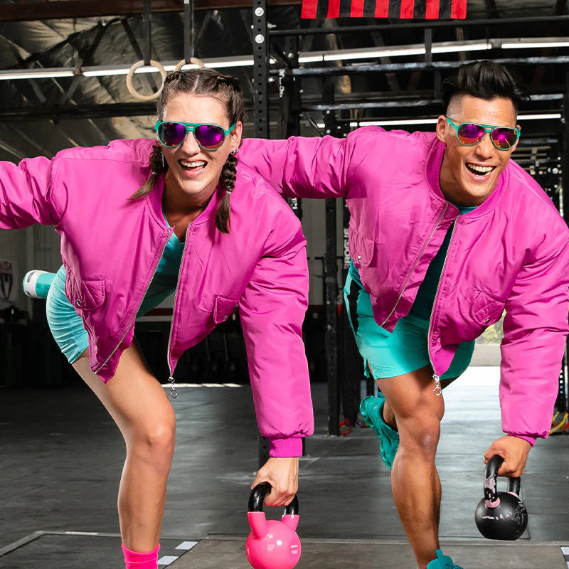 goodr Kitty Hawkers' Ray Blockers. Gröna pilotbrillor med speglande rosa lins. Specialutvecklad greppbeläggning som förhindrar att glasögonen glider - även när du svettas. Polariserade linser.